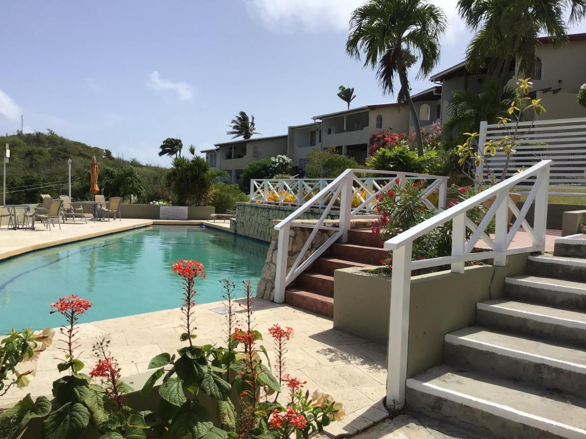 Attractive 2-Bed Apartment Stunning Sea View Dickenson Bay Екстер'єр фото