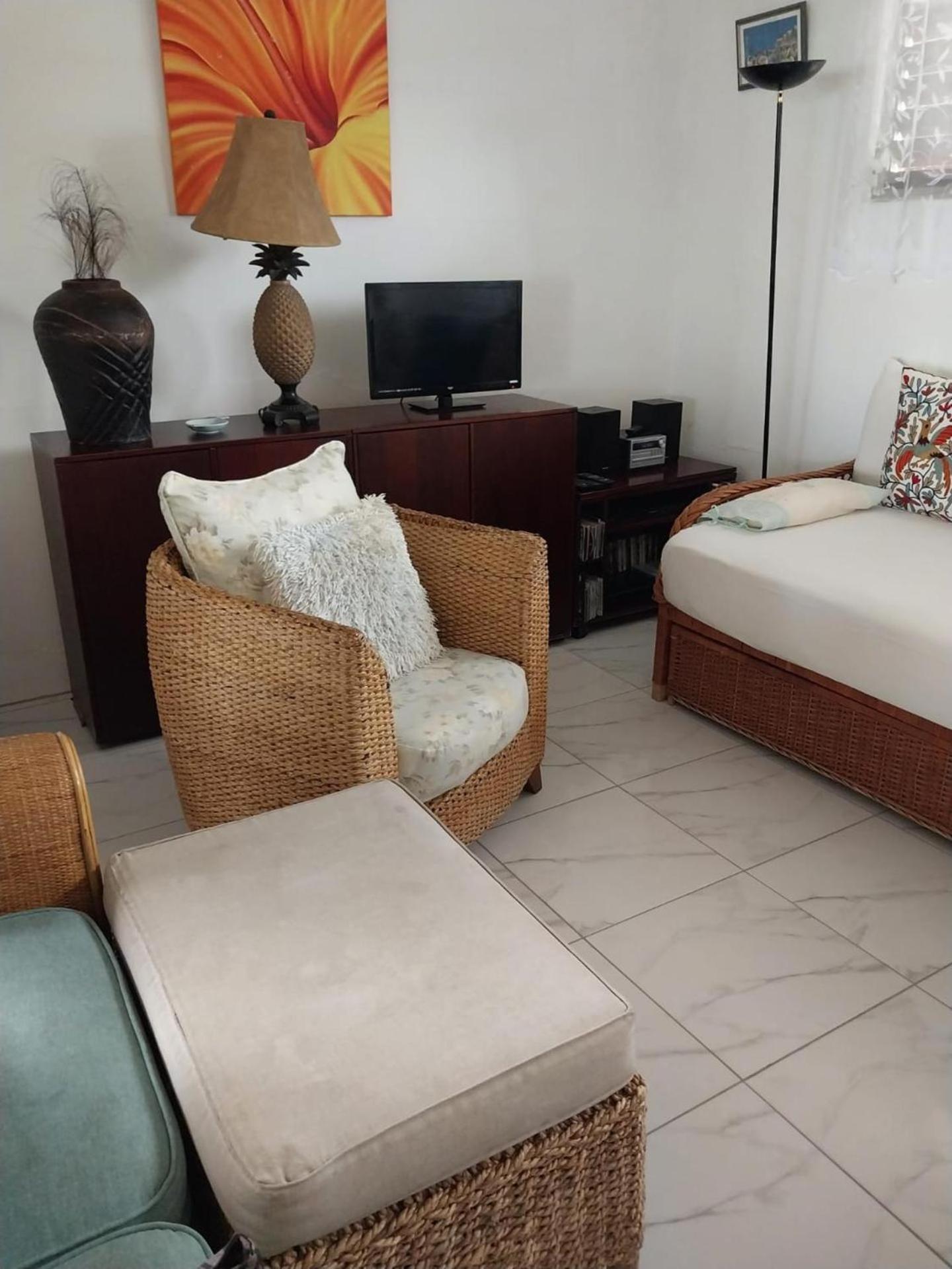 Attractive 2-Bed Apartment Stunning Sea View Dickenson Bay Екстер'єр фото