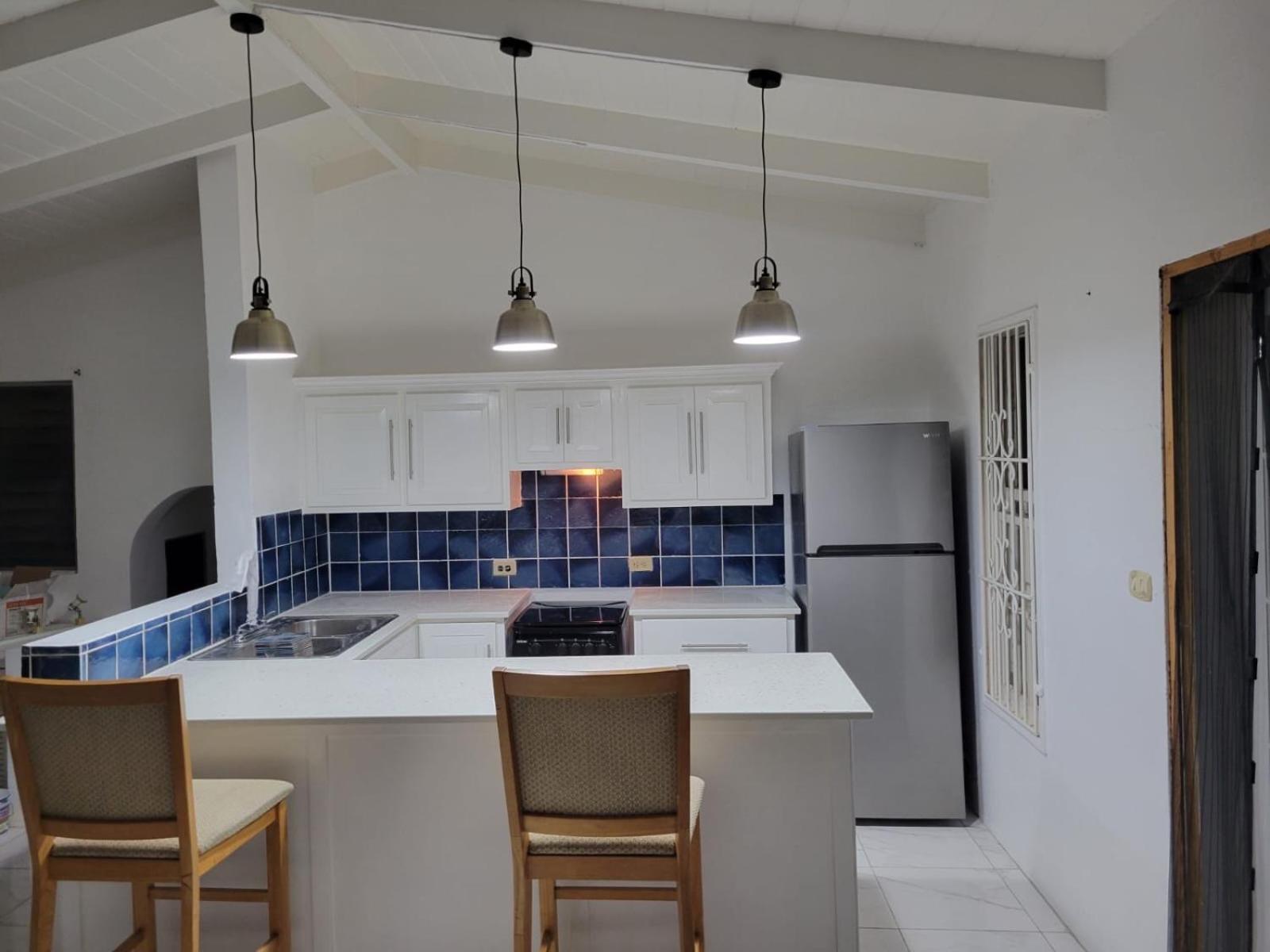 Attractive 2-Bed Apartment Stunning Sea View Dickenson Bay Екстер'єр фото